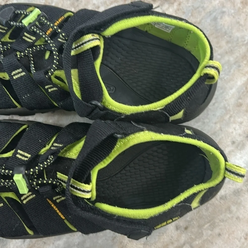 Keen black green
